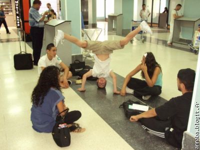 m&ecirc;me &agrave; l'a&eacute;roport d'alger &ccedil;a danse !!!